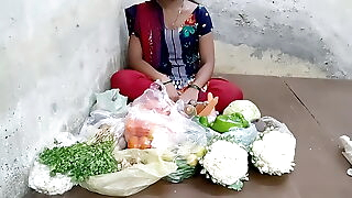 देसी लड़की ने सब्जी बेचते बेचते सब्जी खरीदने वाले से चुदाया