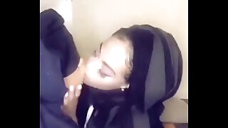 2 Muslim Girls Twerking on Selfie